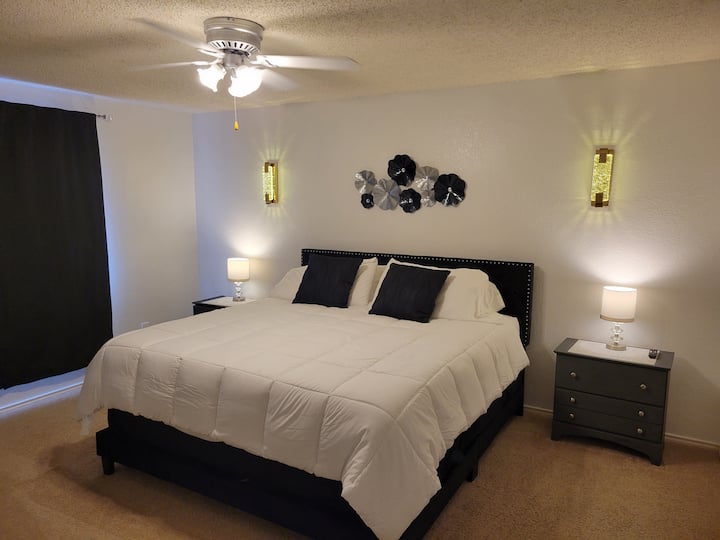 kitanda aina ya king, bafu la kujitegemea na kabati la kuingia