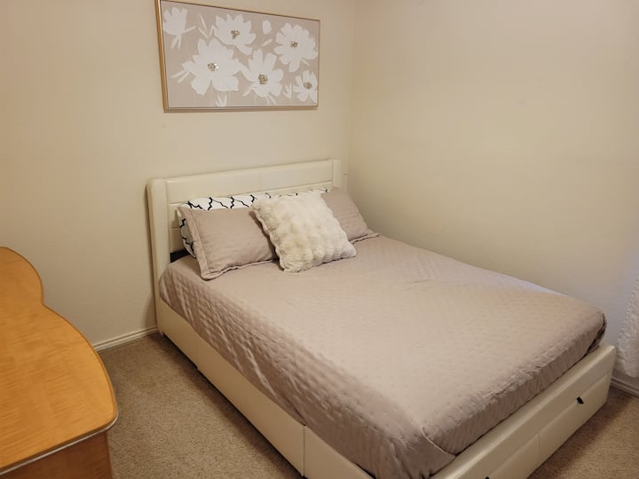 Kitanda kamili, kabati la kujipambia na kinara cha kulala