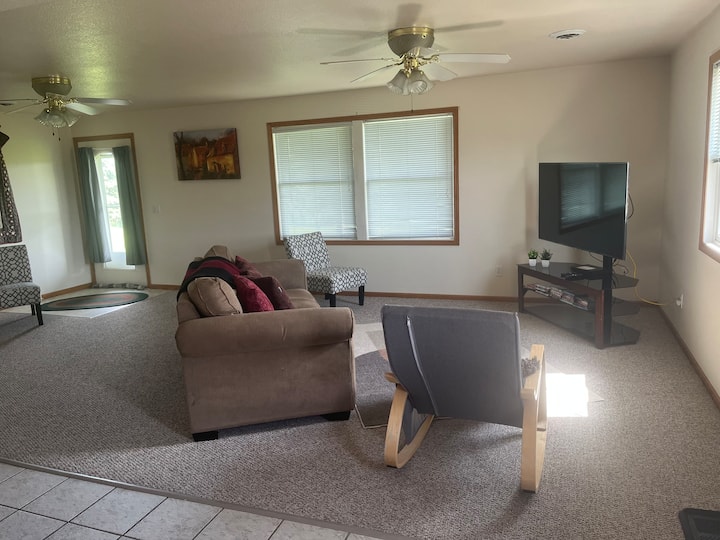 Roomy 2 Bedroom With   Large Kitchen, Sleeps 4-5 - Belmont, WI