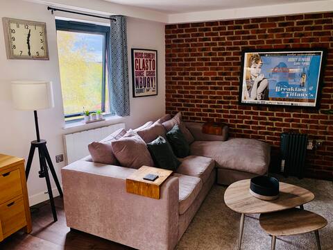 Popular Airbnb listing: Cosy Apartment in Central Bristol with Balcony in Lawrence Hill
