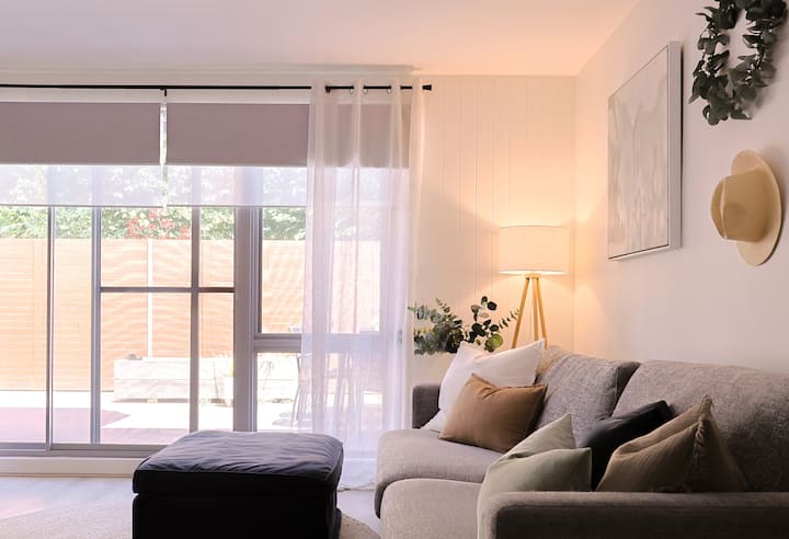 Stylish, Spacious & Quiet | Courtyard | Parking - Melbourne