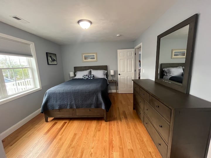 Main Bedroom with queen size bed and en-suite bathroom. 