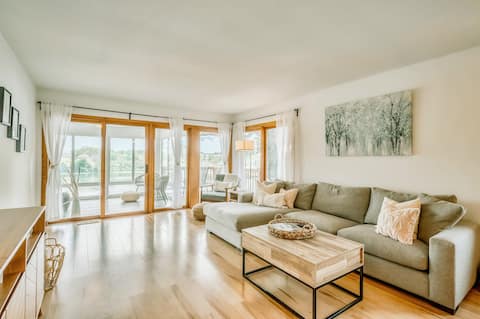 Cozy Lakefront Cottage • Medicine Lake