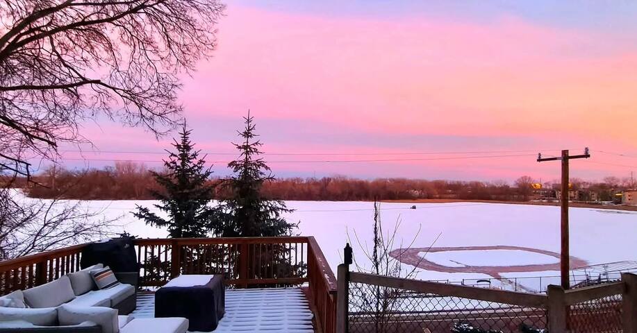 Cozy Lakefront Cottage • Medicine Lake