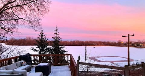 Cozy Lakefront Cottage • Medicine Lake