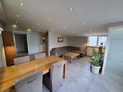 Successful Airbnb property: Spacious apartment, right in the middle of the village! in Wijk 02 Vrouwenpolder