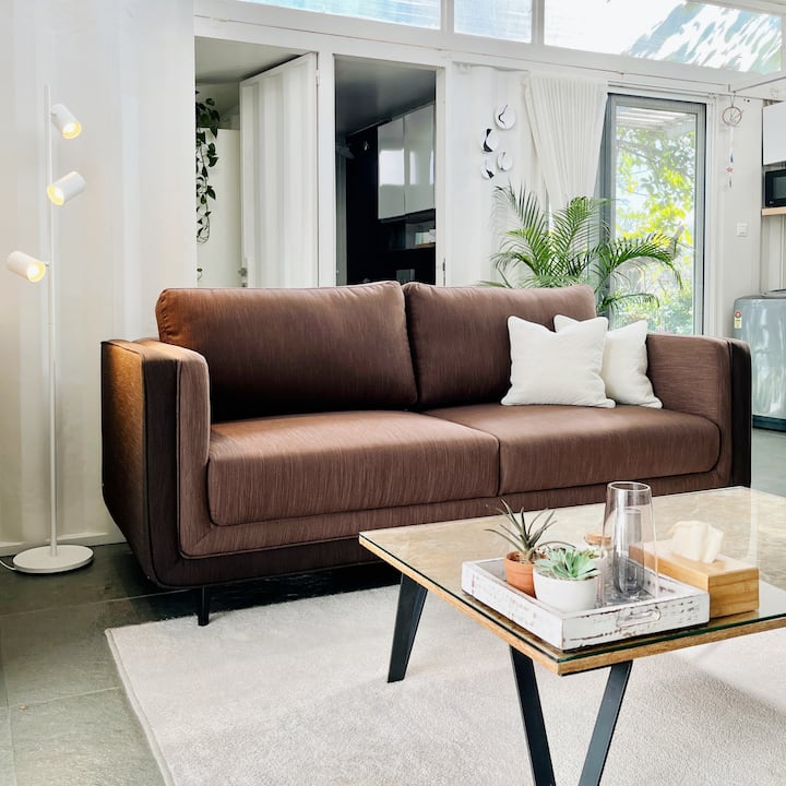 Kochi la starehe na meza kubwa ya kahawa kwa ajili ya mapumziko yenye starehe..