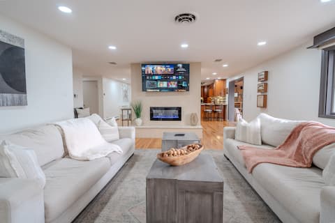 Popular Airbnb listing: Applewood~ Spacious~ Cozy ~ Hot Tub~ Mountain View in Wheat Ridge