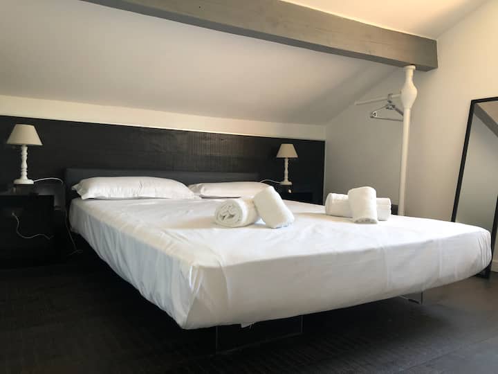 Small Attic In A Design House - Saint-Tropez