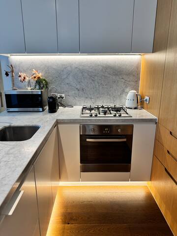 3 bedroom apartment in the heart of the CBD. gallery image 5