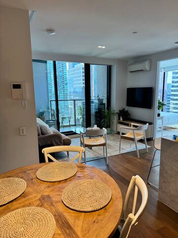 3 bedroom apartment in the heart of the CBD. gallery image 3