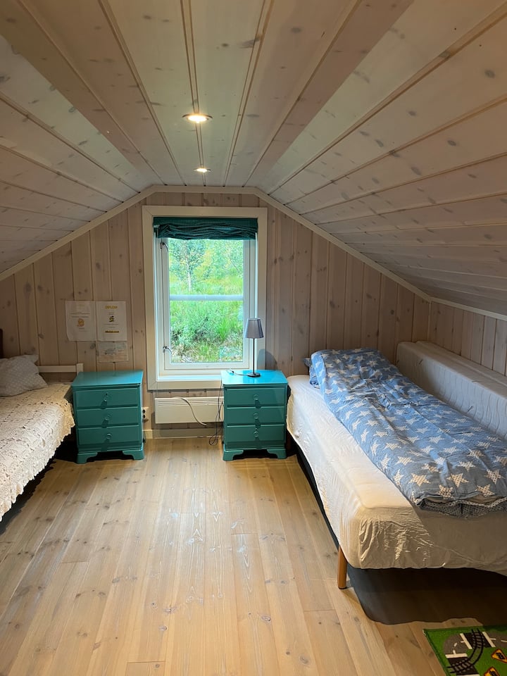 Dormitorio con 2 camas individuales y mucho espacio para jugar para los niños