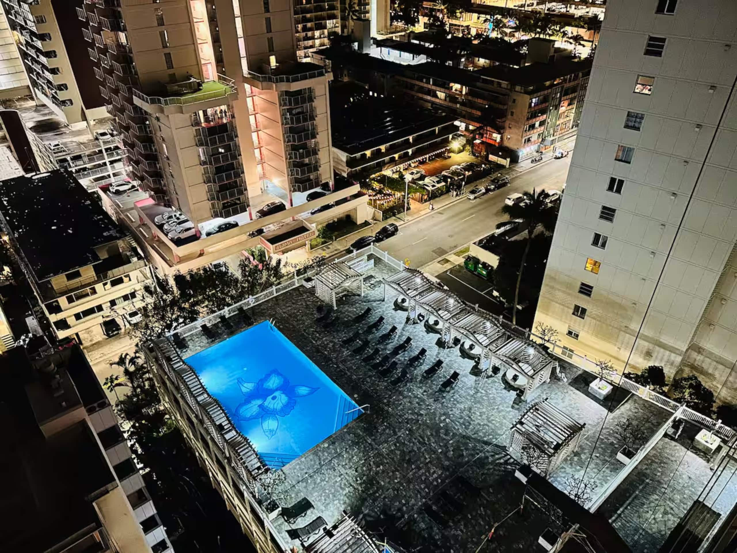 Condo in Honolulu · ★4.84 · 1 bedroom · 2 beds · 1 private bath - Image 18