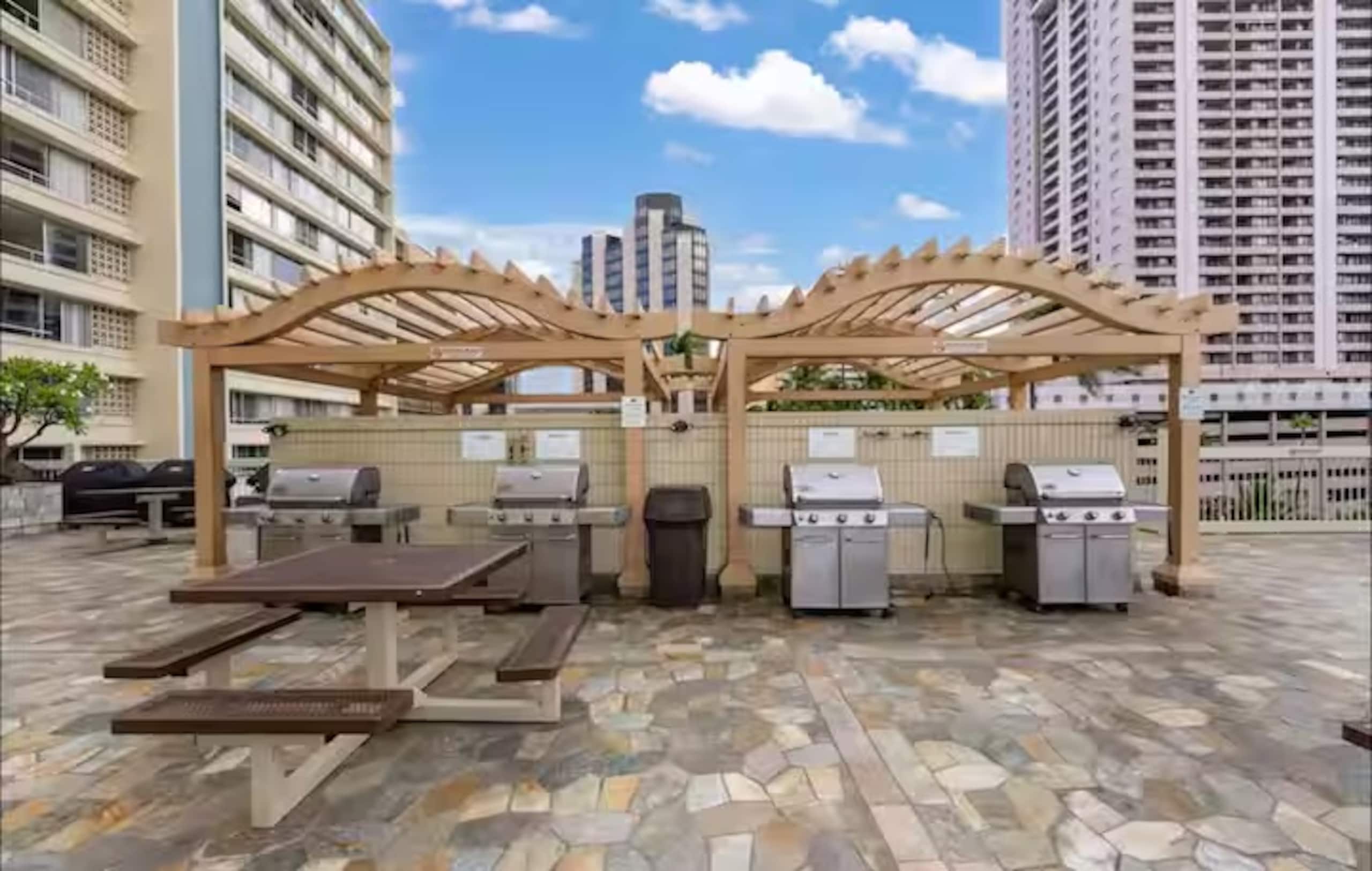 Condo in Honolulu · ★4.84 · 1 bedroom · 2 beds · 1 private bath - Image 21