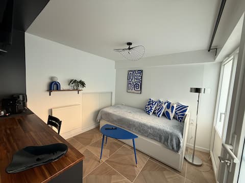 Top Airbnb: Independent suite, fishing village, Haute Île in Rezé