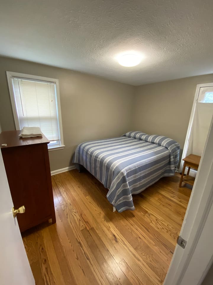 Секундарна спална соба - брачен кревет (широк 150-179 см), ноќно шкафче, гардеробер, дрвен под