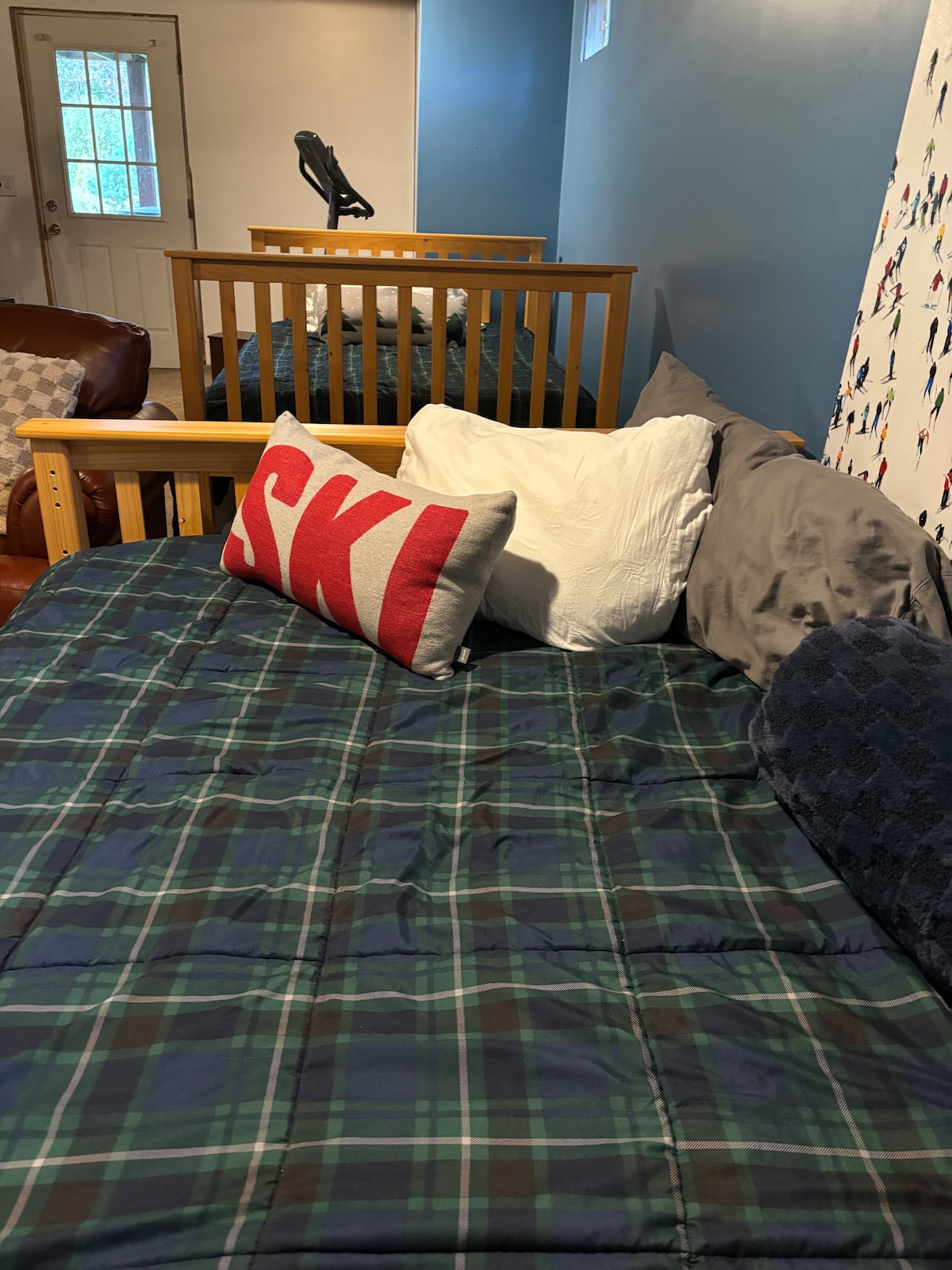 Táto manželská posteľ je skvelým miestom na spanie a slúži ako denná posteľ v priestore na posedenie. Mojim deťom sa to páči! 