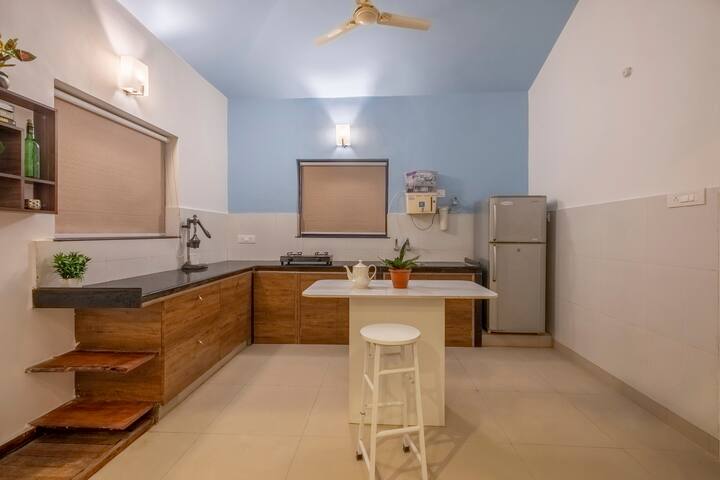 Fully equipped kitchen for guest access