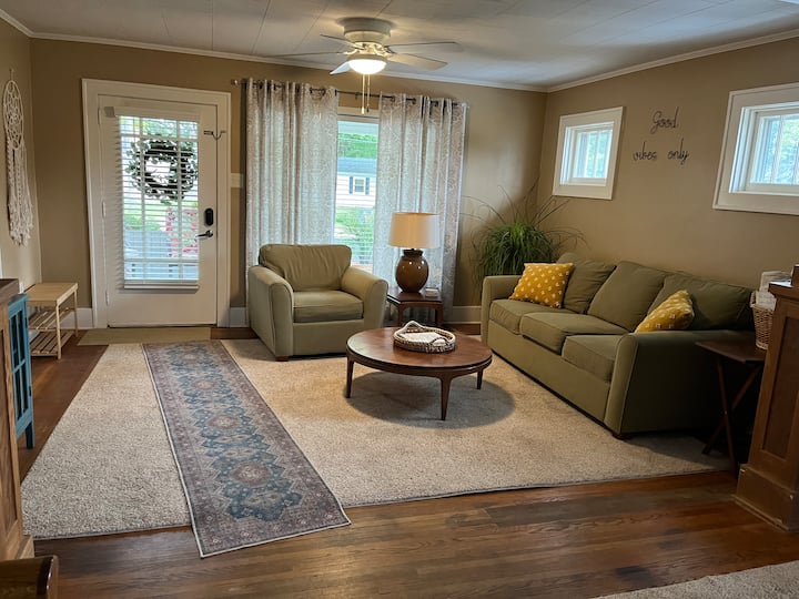 غرفة معيشة مريحة للغاية مع تلفزيون كبير وخزانة ألعاب. 