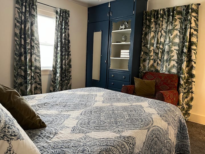 سرير كامل ومدمج مع خزانة وأدراج. 