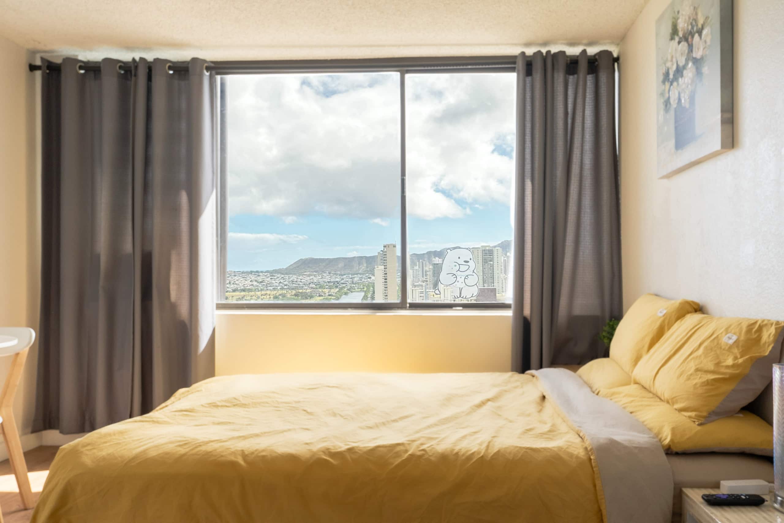 Condo in Honolulu · ★4.81 · Studio · 1 bed · 1 private bath - Image 15