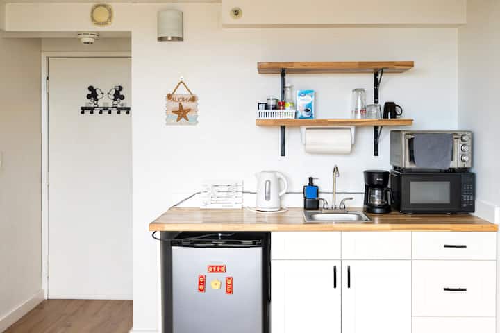 Modern Cozy Studio | Prime Waikiki Location - Honolulu, HI