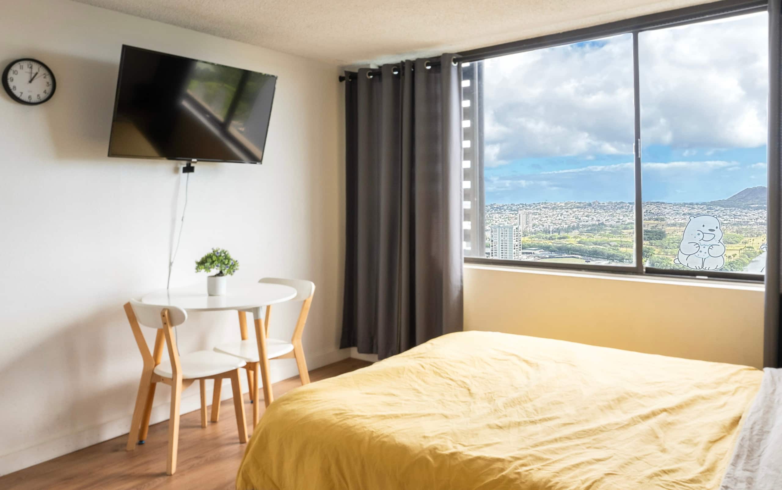 Condo in Honolulu · ★4.81 · Studio · 1 bed · 1 private bath - Image 20