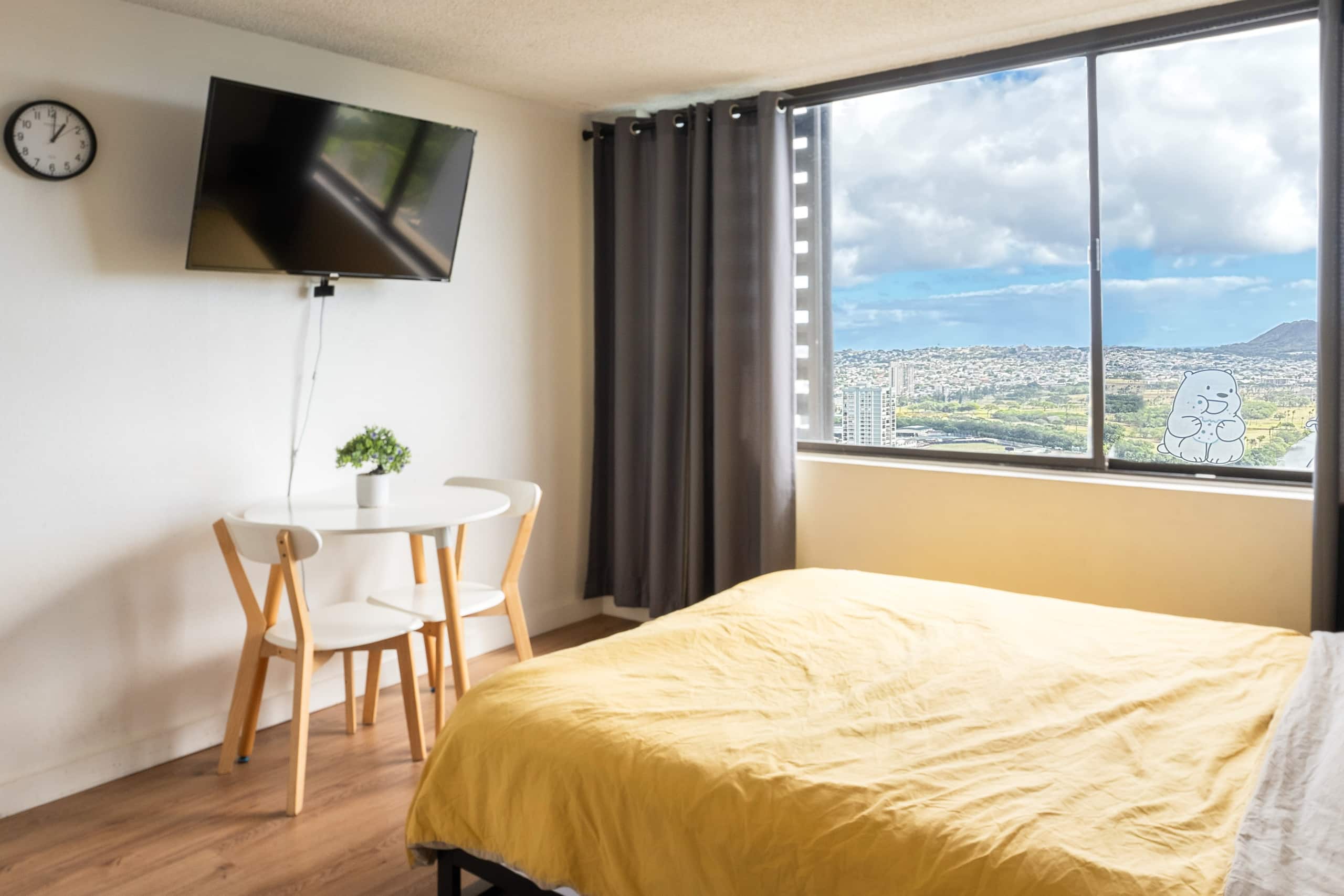 Condo in Honolulu · ★4.81 · Studio · 1 bed · 1 private bath - Image 13