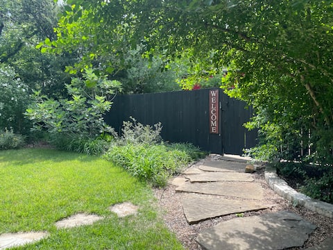 Popular Airbnb listing: Adorable 1 Bedroom guest Suite with Patio in Upper Boggy Creek