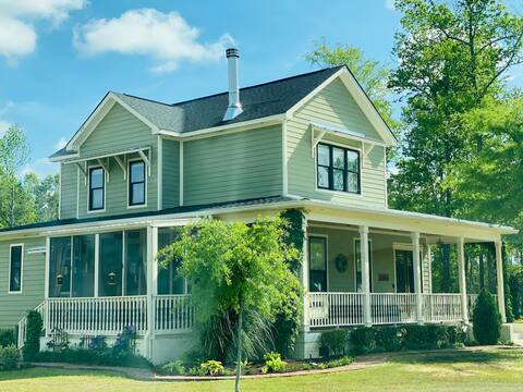 Experience a Farm House on 30 acres (New Hot tub)