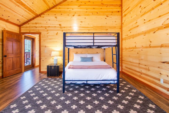 Bedroom 6 - 1 Bunk Bed Queen Size Bed ( Sleeps 2 )