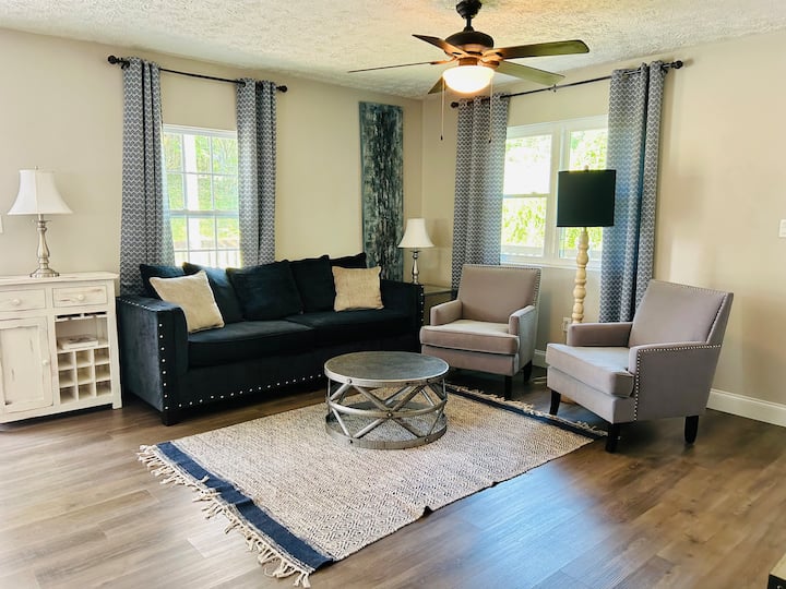 Cozy Downtown Acworth Home- Close To Lakepoint - Acworth, GA
