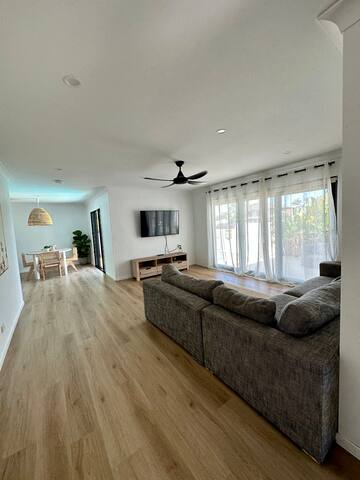 Beachside. Close to beach + POOL! gallery image 2