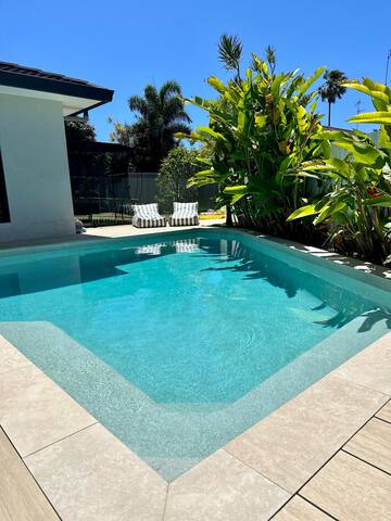 Beachside. Close to beach + POOL! gallery image 4