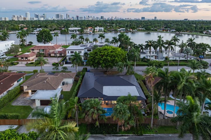 Modern Luxe Design, 4K SF Pool 5 Min to Beach