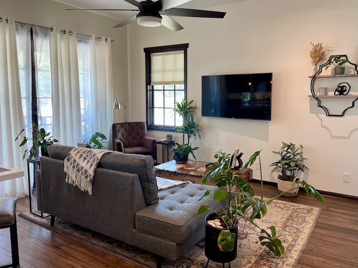 Culver Coop 360° -Guesthouse W/ Rooftop Deck - Culver City, CA