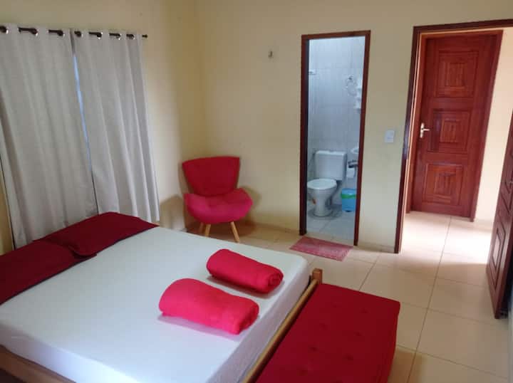 Bedroom (Beija -flor -vermelho) suite with double bed, wood furniture, perfect for providing a great night's sleep in the chill of the Serra de mulungu.o even has direct access to the balcony of the house, located on the top of the house.