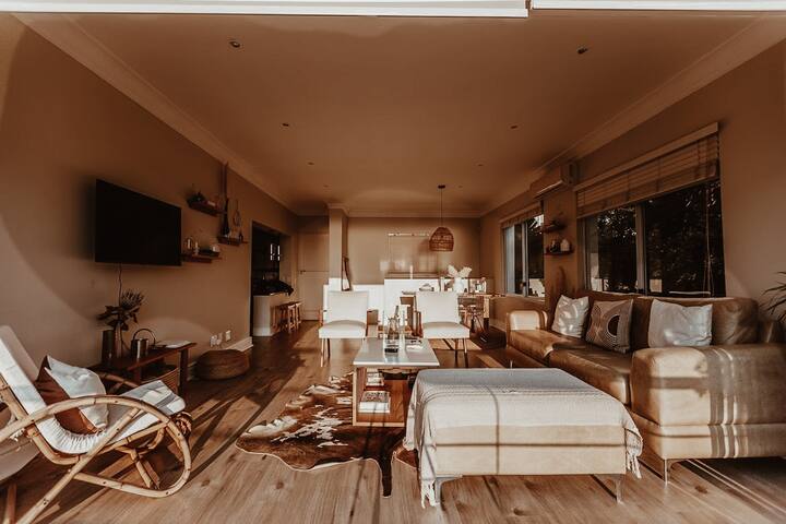 Lovely 2 bedroom apartment with stunning views gallery image 2