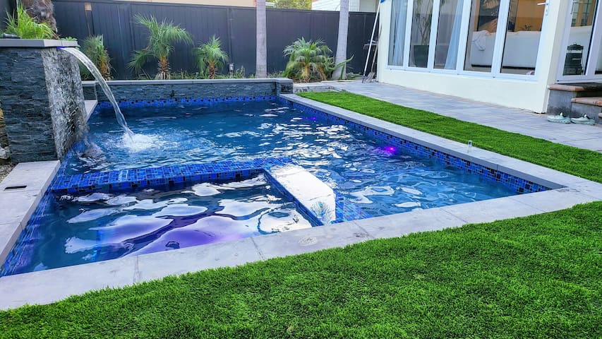 Cloverdale Villa – Charming Miracle Mile Mansion