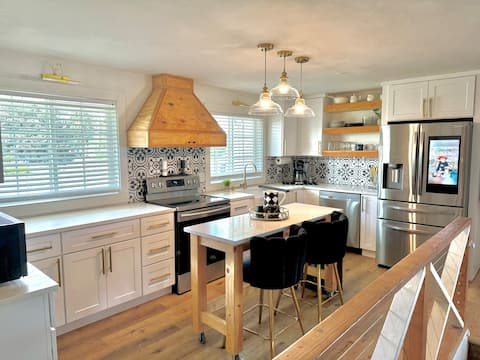 Spokane home w/hot tub & playground on 1/3 acre!