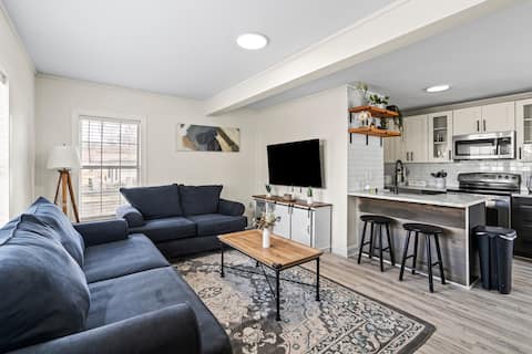 Top Airbnb: Cozy Urban Getaway | 3BR | 7 Mins to Downtown CLT in Thomasboro / Hoskins