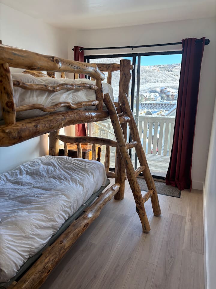 Соба на спрат која има пристап и до балконот. 