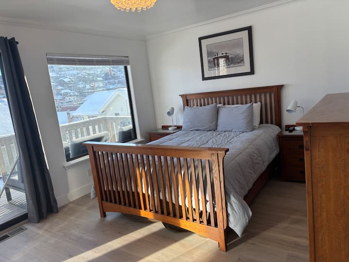 Штотуку реновирано во ноември 2024 година. Има пристап до голем балкон со простор за седење. 