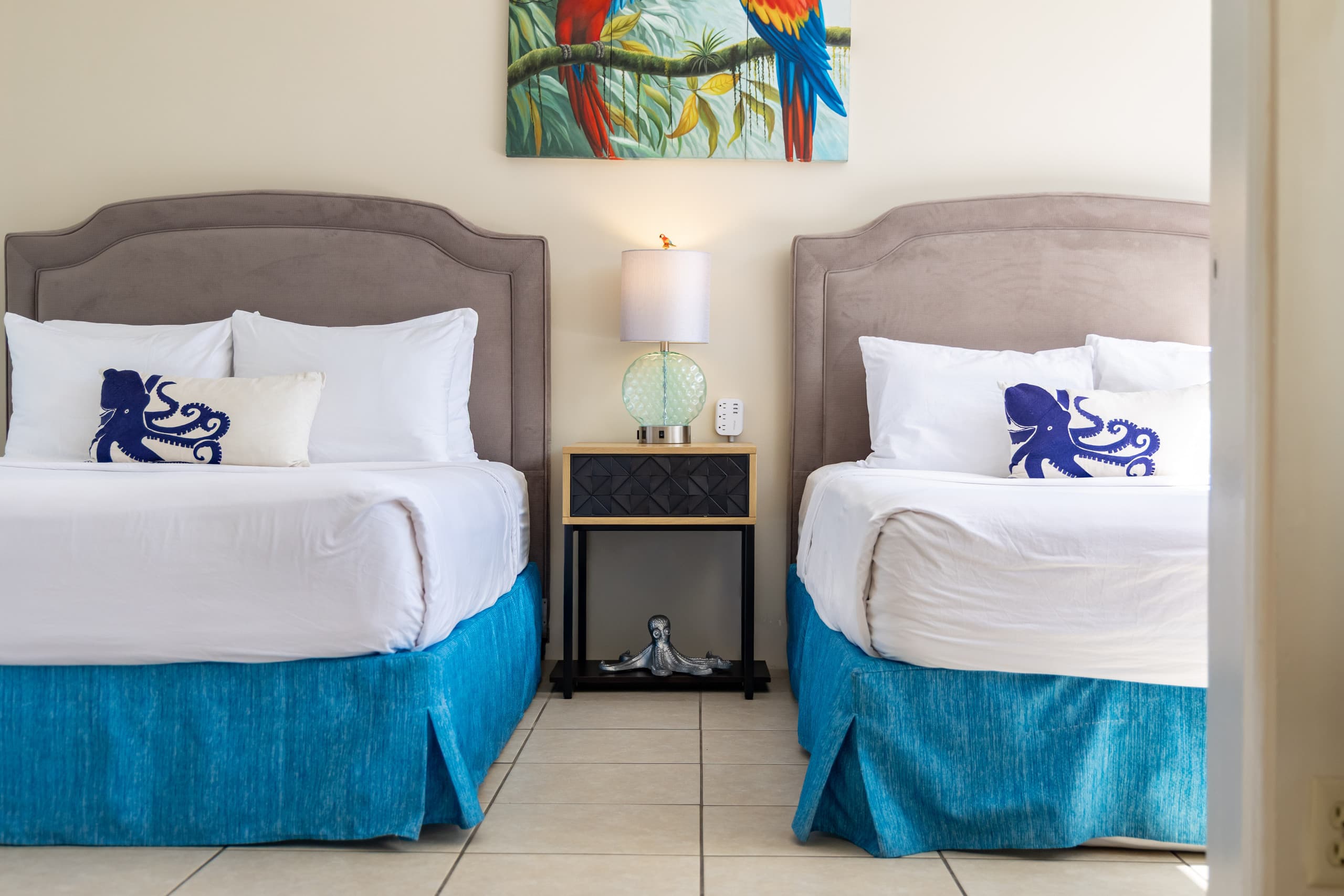Condo in Honolulu · ★4.9 · 1 bedroom · 3 beds · 1 private bath - Image 38