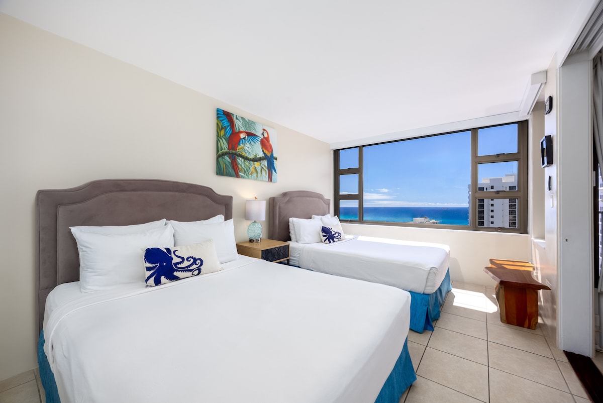 พักผ่อนให้สบายและตื่นมาที่สวรรค์ เตียงควีนไซส์นุ่มสองเตียงและวิวทะเลที่สวยงามทำให้ห้องนอนนี้เป็นที่พักผ่อนที่สมบูรณ์แบบของคุณ