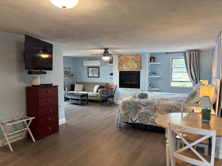 Riverfront Suite Retreat B & B With Own Entrance - Tiverton