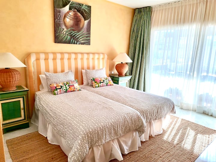 宽敞的卧室内设有套房和露台通道 