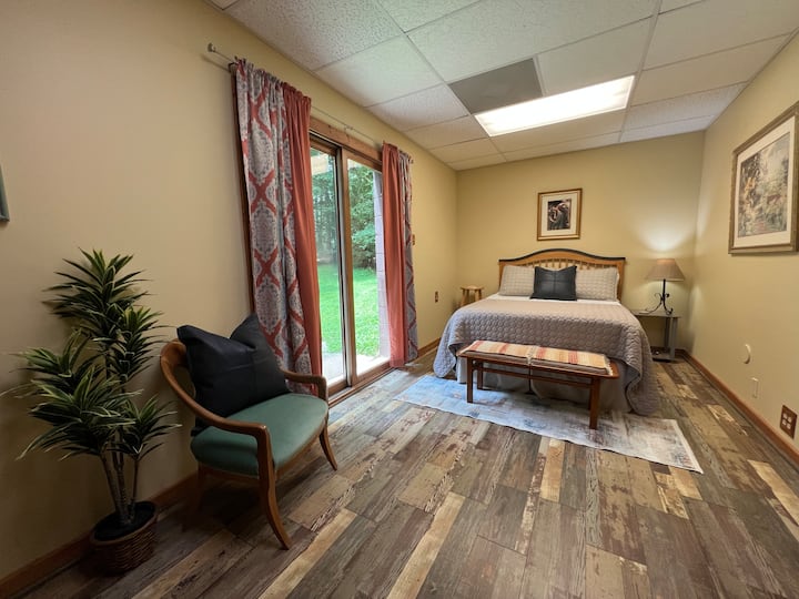 غرفة نوم كبيرة مع الكثير من الضوء الطبيعي