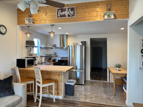 New Cozy little Gem-VERY CLEAN-Close to Everything