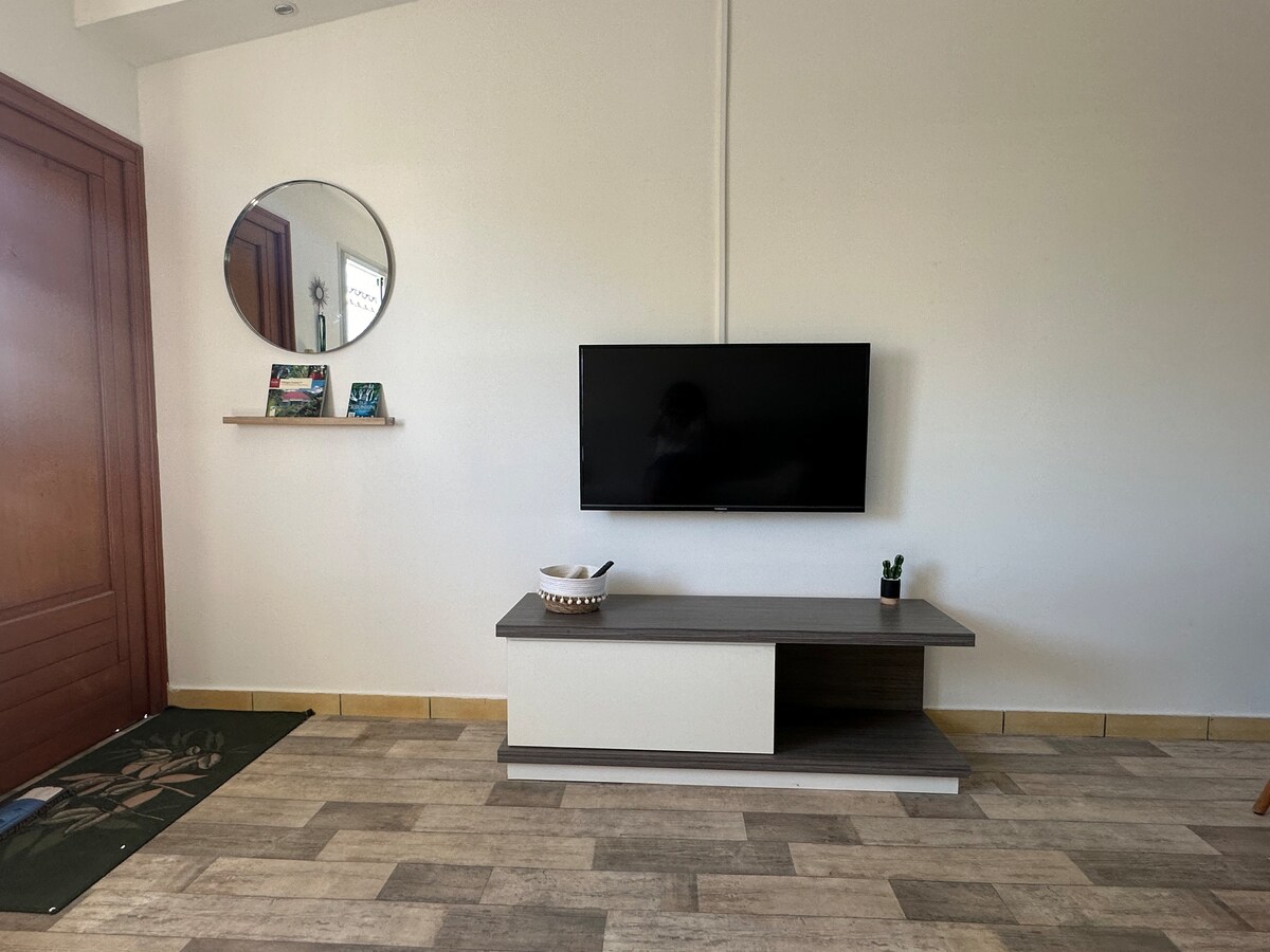 Successful Airbnb property: Charming 2-bedroom with pool facing the lagoon in Saint Paul
